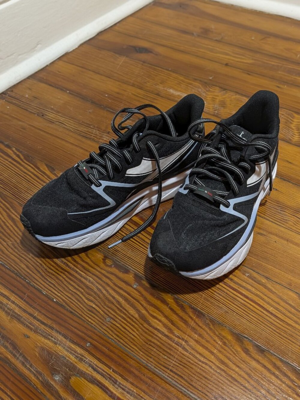Diadora Atomo v7000 Women's Black/White V1